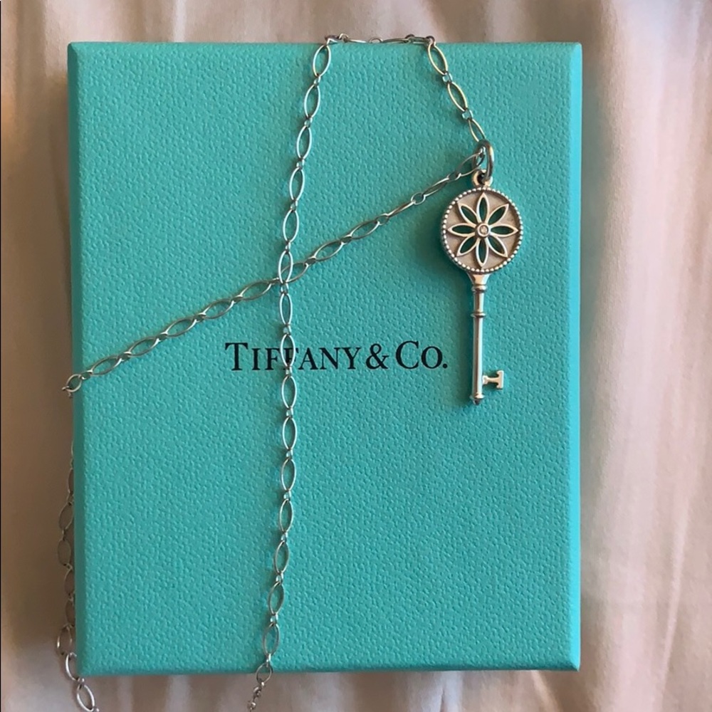 Auth Tiffany Daisy Key pendant
